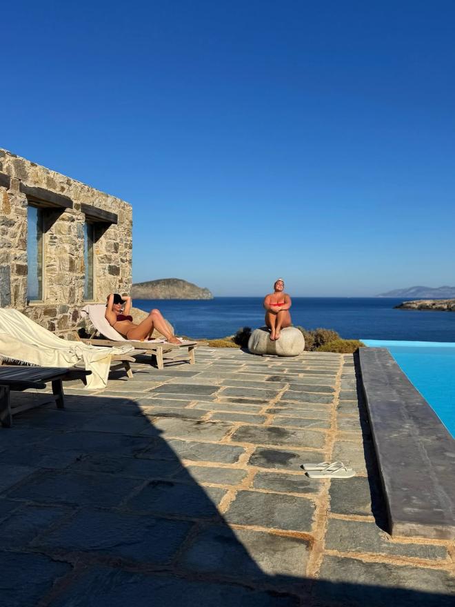 Δανάη Μπάρκα: Στιγμιότυπο από τις διακοπές της στη Σέριφο/ instagram
