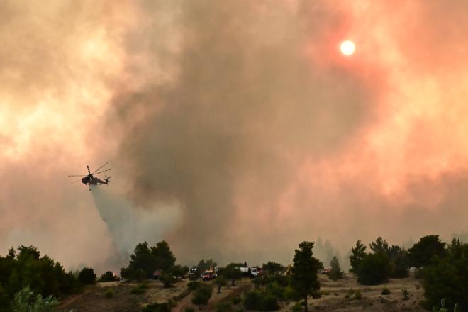 Μεγάλη ήταν η κινητοποίηση της πυροσβεστικής σε επίγεια και εναέρια μέσα για να ελεγχθεί η φωτιά στον Ωρωπό - Eurokinissi