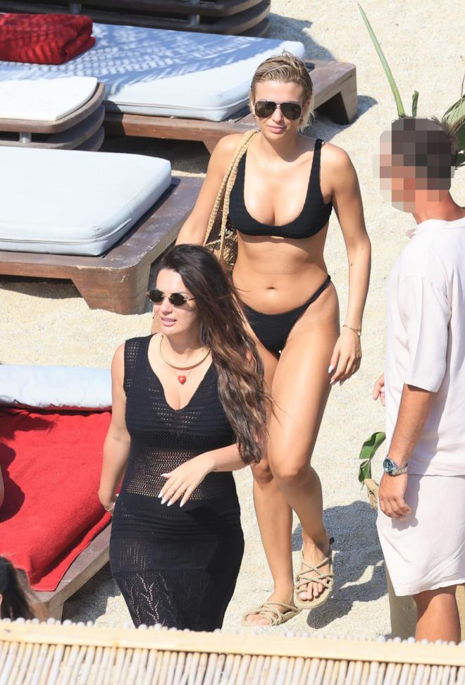 Η hot εμφάνιση με μαύρο μπικίνι