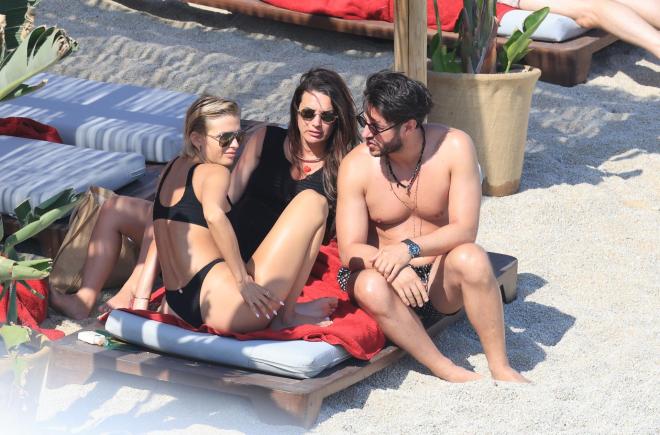 Κατερίνα Λιόλιου – Χάρης Παπατζανής: «Καυτά» φιλιά στην παραλία