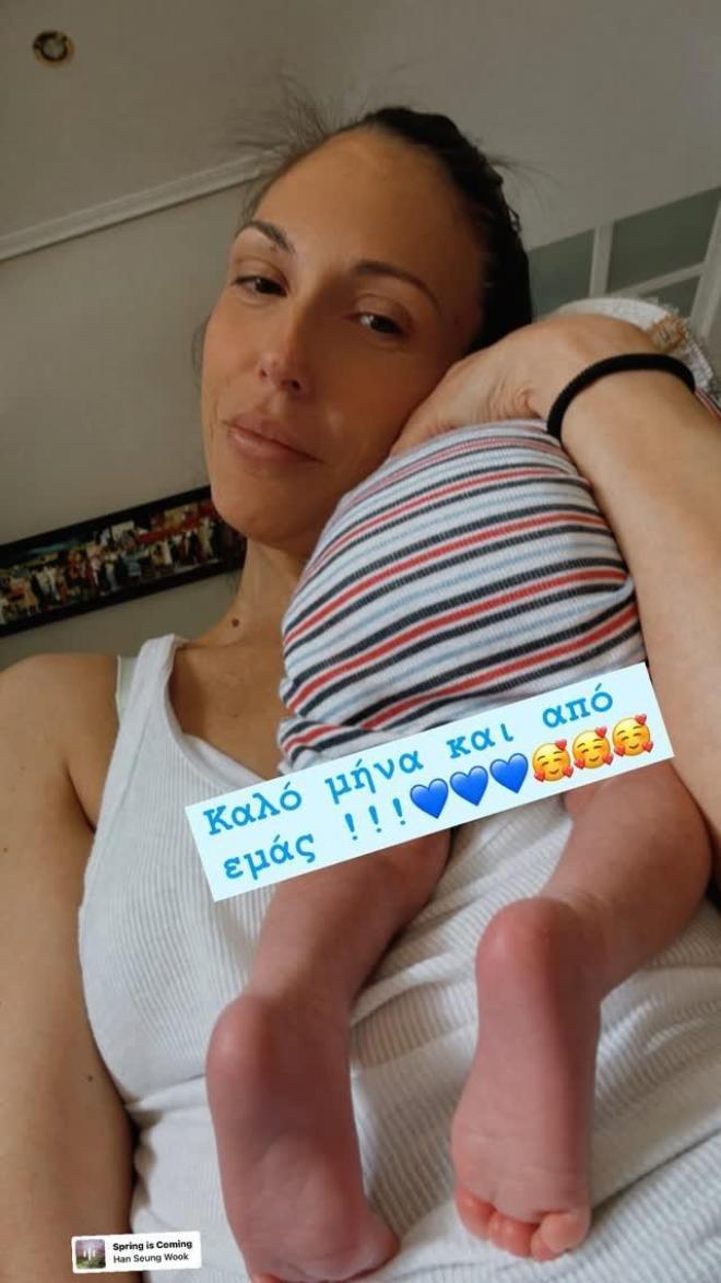 Η δημοσιογράφος αγκαλιά με τον μπεμπούλη της
