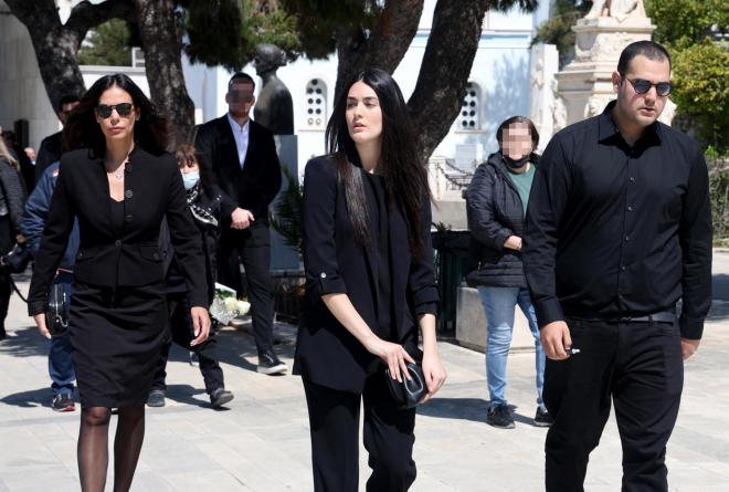Η Εύη Βατίδου με τα παιδιά της Μάιρα και Χρίστο Κούγια στην κηδεία του Αλέξη Κούγια