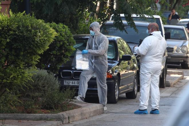 Άνδρες των ΤΕΕΜ έξω από το σπίτι του Γιάννη Πρετεντέρη, όπου εντοπίστηκε εκρηκτικός μηχανισμός - Eurokinissi