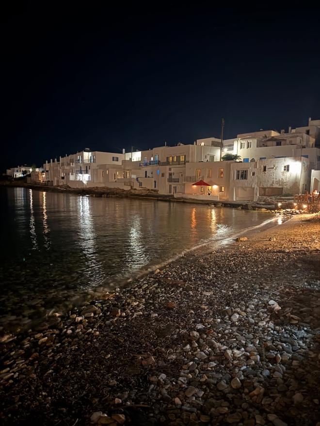 Σταματίνα Τσιμτσιλή: Bραδινή βόλτα στη Νάουσα της Πάρου/ instagram