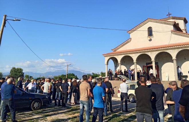 Κηδεία της 2χρονης που πάτησε ο πατέρας της με το αυτοκίνητο