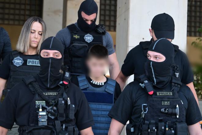 Ειρήνη Μουρτζούκου: Η έξοδος της από τη ΓΑΔΑ για τη μεταγωγή της στην Πάτρα/ Eurokinissi Τατιάνα Μπόλαρη
