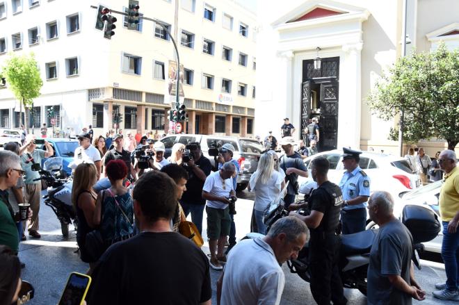 Ειρήνη Μουρτζούκου: Πλήθος κόσμου έξω από το δικαστικό μέγαρο Πάτρας/ ΙΝΤΙΜΕ ΑΛΕΞΟΠΟΥΛΟΣ ΑΝΔΡΕΑΣ