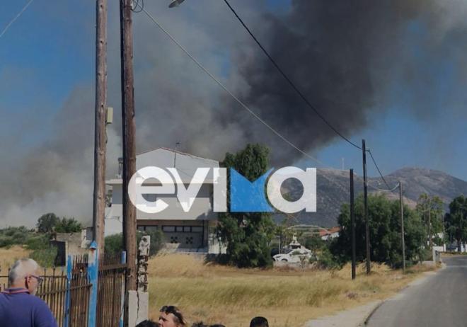 Φωτιά τώρα στην Εύβοια - Καίει κοντά σε σπίτια στο Αλιβέρι