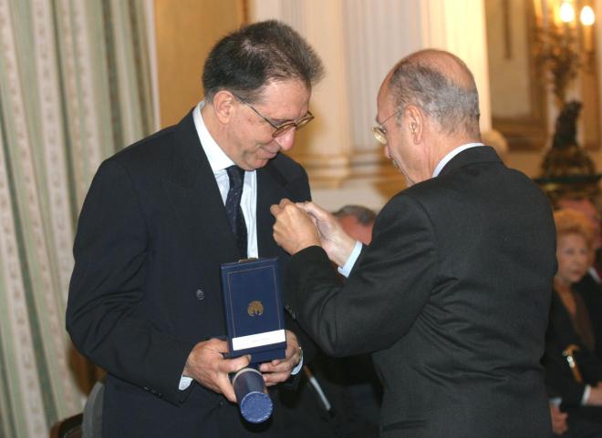 Το 2005 ο Πρόεδρος της Δημοκρατίας Κωστής Στεφανόπουλος βράβευσε τον καθηγητή Αθανάσιο Φωκά/ φωτογραφία από eurokinissi.gr, φωτογράφος: Παναγόπουλος Γιάννης 