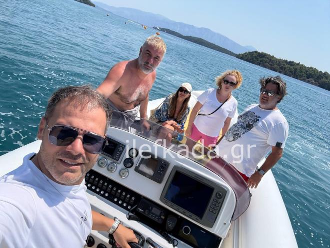 Σκαφάτες βόλτες για το ερωτευμένο ζευγάρι