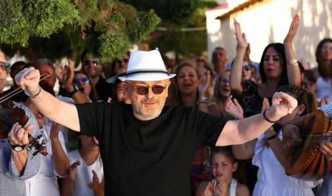 Γονίδης: Πηγαίνει την «κόρη» του στην εκκλησία και το νησί στήνει γλέντι