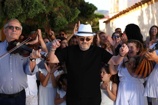 Γονίδης: Πηγαίνει την «κόρη» του στην εκκλησία και το νησί στήνει γλέντι