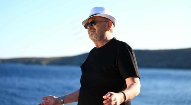 Γονίδης: Πηγαίνει την «κόρη» του στην εκκλησία και το νησί στήνει γλέντι