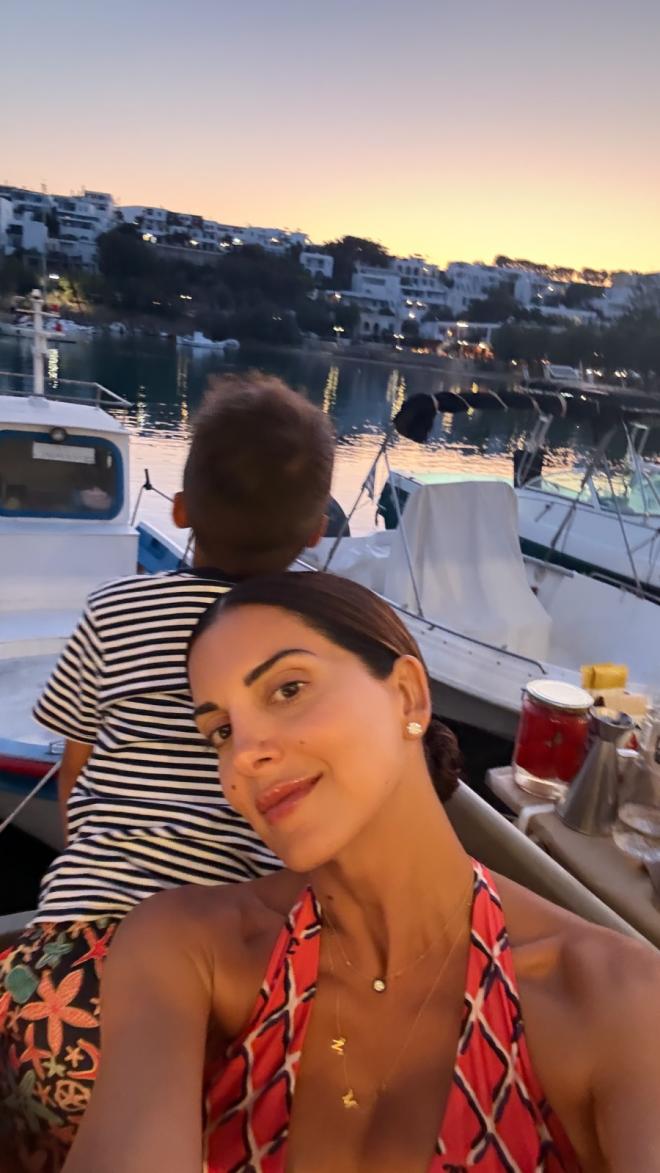 Σταματίνα Τσιμτσιλή: H selfie με τον γιο της με φόντο της λιμάνι της Πάρου