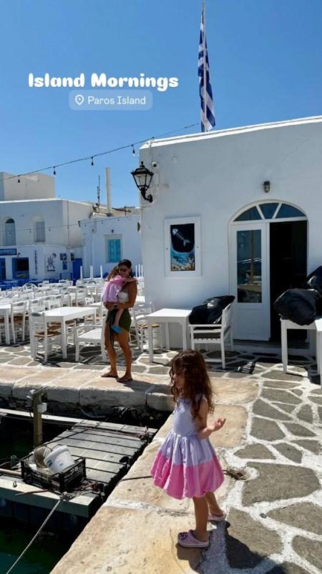 Χριστίνα Μπόμπα: Η φωτογραφία με τις κόρες της στην Πάρο