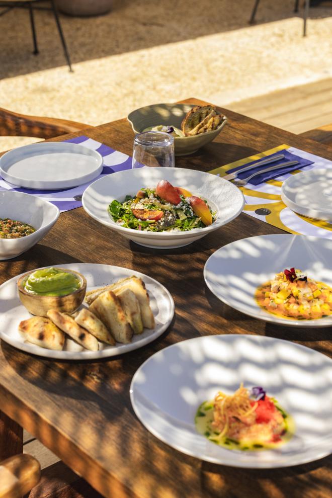  Λαχταριστά ζυμαρικά, φρέσκα θαλασσινά, sushi rolls, δροσερές σαλάτες, πίτσες και burgers στο DOT Beach Vibes