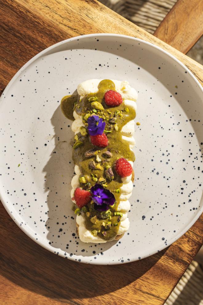 Απολαυστικά desserts στο DOT Beach Vibes στην Α' Πλαζ Βούλας