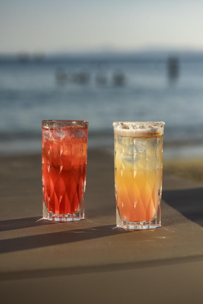 Δροσερά cocktails και ποτά στο DOT Beach Vibes στην Α' Πλαζ Βούλας