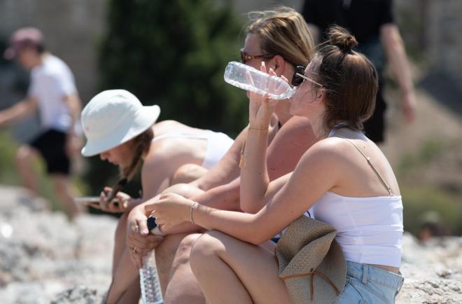 Από τις πιο δύσκολες μέρες του καύσωνα σήμερα, με τις θερμοκρασίες να φτάνουν τους 43 βαθμούς Κελσίου - Intimenews