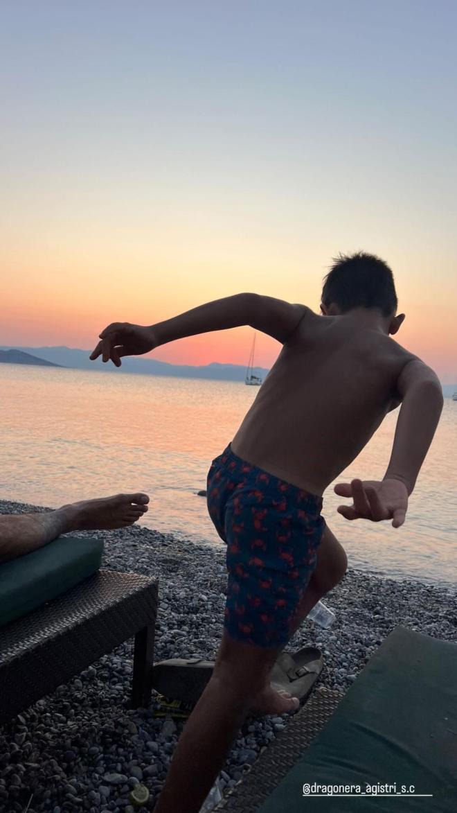 Τα αγόρια της Κατερίνας Παπουτσάκη απολαμβάνουν τη θάλασσα