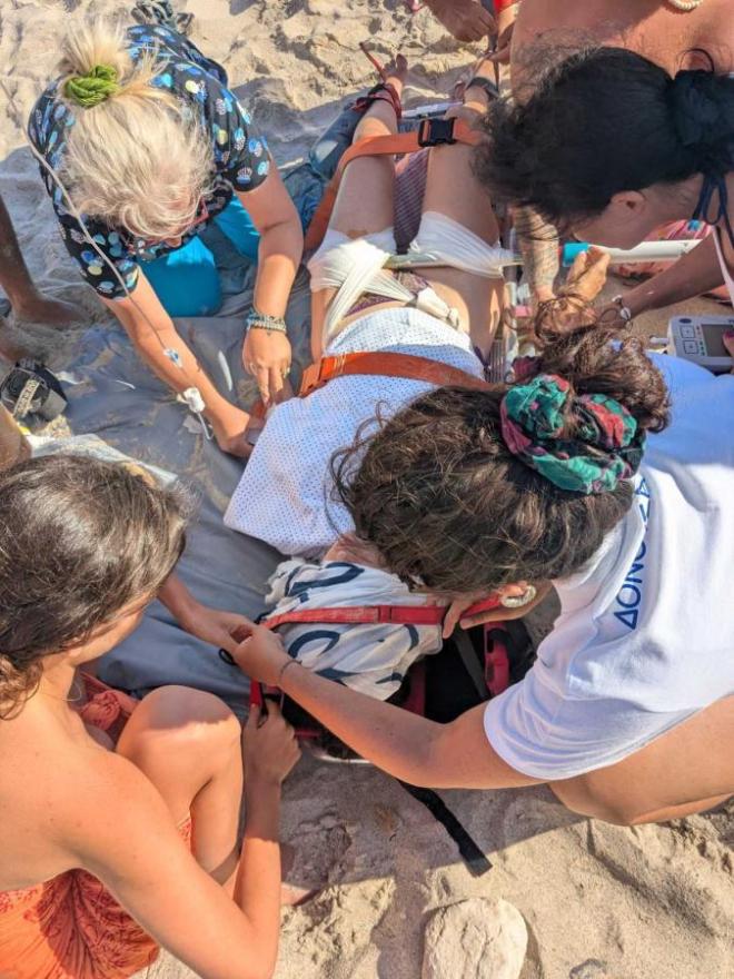 Η γυναίκα που τραυματίστηκε στη Δονούσα όταν κοντάρι ομπρέλας καρφώθηκε στον μηρό της - avgi.gr