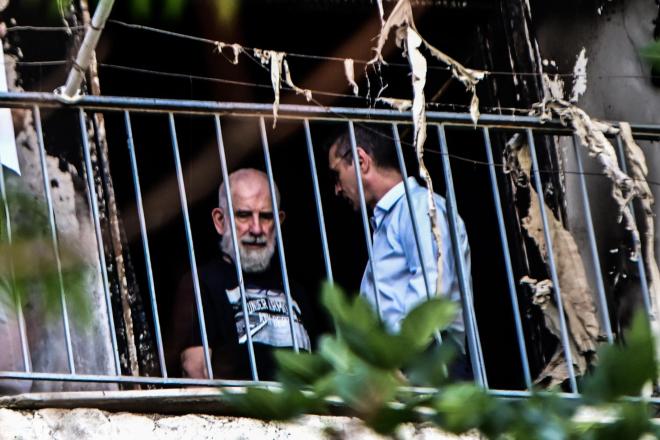 O Πέτρος Φιλιππίδης έδωσε πληροφορίες στου αξιωματικούς της Πυροσβεστικής για τη φωτιά που ξέσπασε στο διαμέρισμά του - Eurokinissi