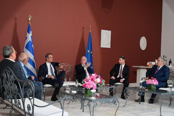 Οι πολιτικοί αρχηγοί στην καθιερωμένη συνομιλία στο περίπτερο του Προεδρικού 