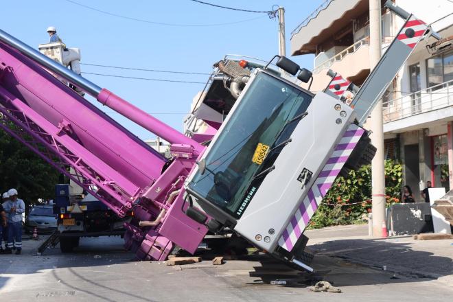 Περιστέρι: Γερανοφόρο όχημα έπεσε σε πολυκατοικία