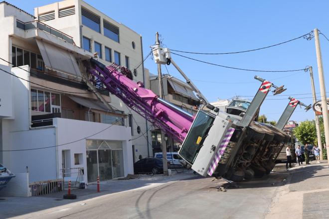 Περιστέρι: Γερανοφόρο όχημα έπεσε σε πολυκατοικία