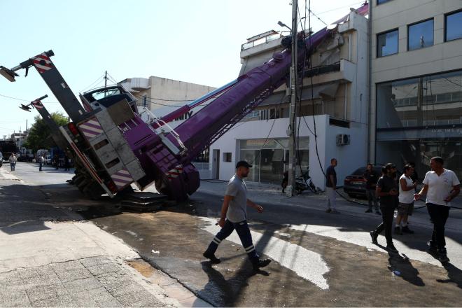 Γερανοφόρο έγειρε σε πολυκατοικία