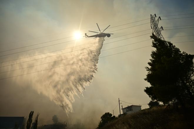 Καλύτερη η εικόνα της φωτιάς στις Αφίδνες - Κάηκαν σπίτια στο Κρυονέρι
