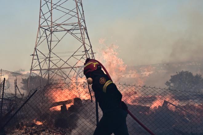 Καλύτερη η εικόνα της φωτιάς στις Αφίδνες - Κάηκαν σπίτια στο Κρυονέρι