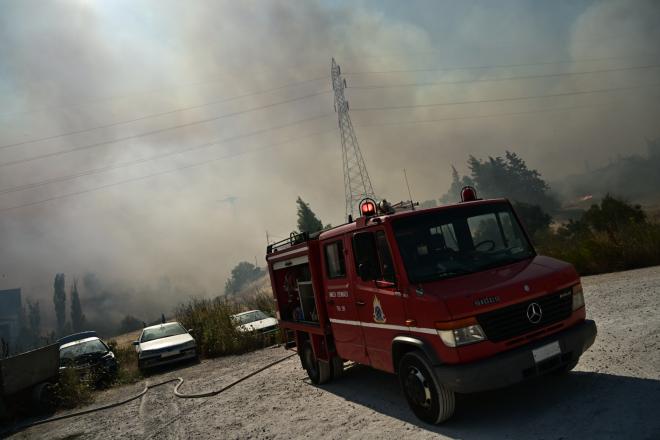 Καλύτερη η εικόνα της φωτιάς στις Αφίδνες - Κάηκαν σπίτια στο Κρυονέρι