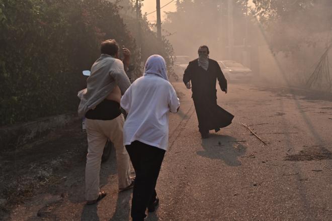 Καλύτερη η εικόνα της φωτιάς στις Αφίδνες - Κάηκαν σπίτια στο Κρυονέρι