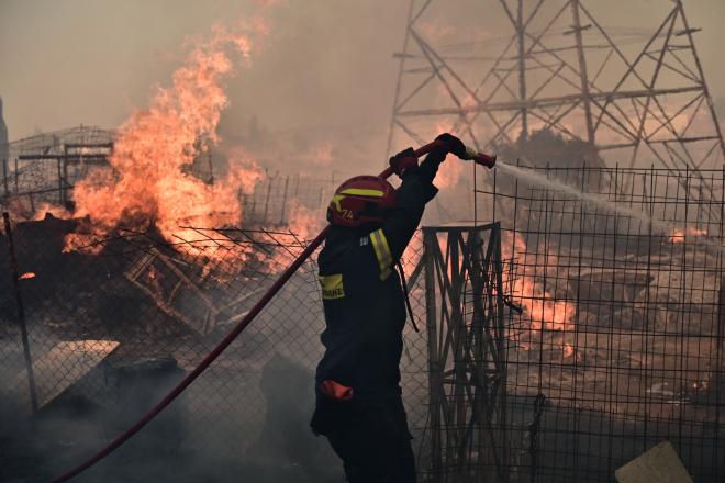 Καλύτερη η εικόνα της φωτιάς στις Αφίδνες - Κάηκαν σπίτια στο Κρυονέρι