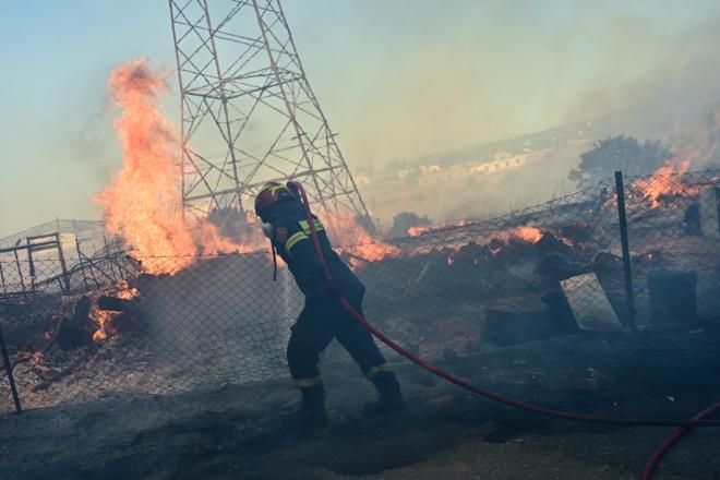 Καλύτερη η εικόνα της φωτιάς στις Αφίδνες - Κάηκαν σπίτια στο Κρυονέρι