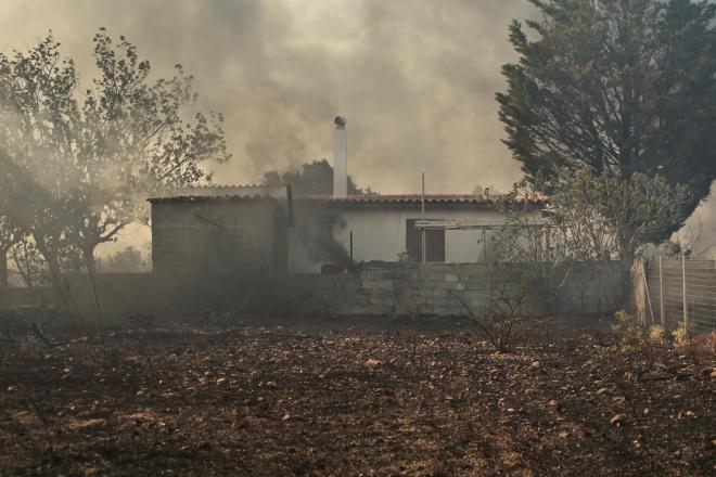 Καλύτερη η εικόνα της φωτιάς στις Αφίδνες - Κάηκαν σπίτια στο Κρυονέρι