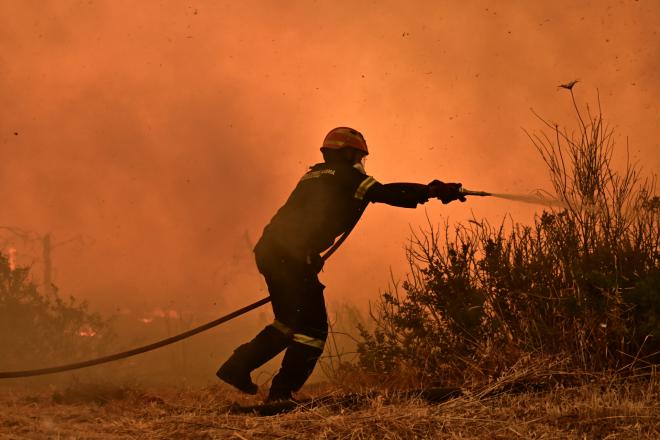 Καλύτερη η εικόνα της φωτιάς στις Αφίδνες - Κάηκαν σπίτια στο Κρυονέρι