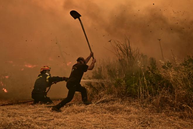 Καλύτερη η εικόνα της φωτιάς στις Αφίδνες - Κάηκαν σπίτια στο Κρυονέρι