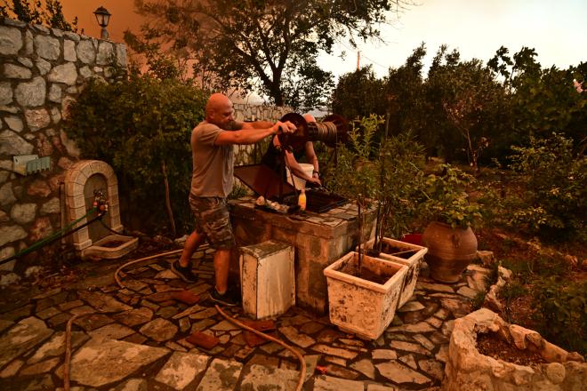 Καλύτερη η εικόνα της φωτιάς στις Αφίδνες - Κάηκαν σπίτια στο Κρυονέρι