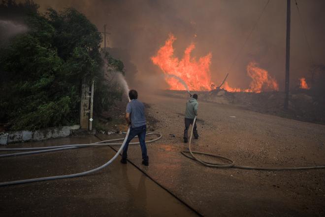 Ολονύχτια μάχη με τη φωτιά στην Εύβοια - «Αύριο θα είναι μια δύσκολη μέρα»