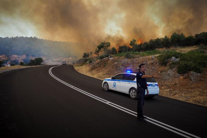 Ολονύχτια μάχη με τη φωτιά στην Εύβοια - «Αύριο θα είναι μια δύσκολη μέρα»