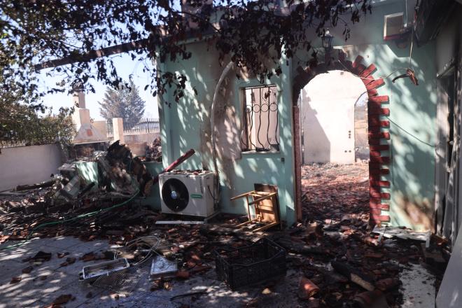 Κρυονέρι: Καμένα σπίτια και οχήματα - Αποκαρδιωτικές εικόνες μετά τη φωτιά