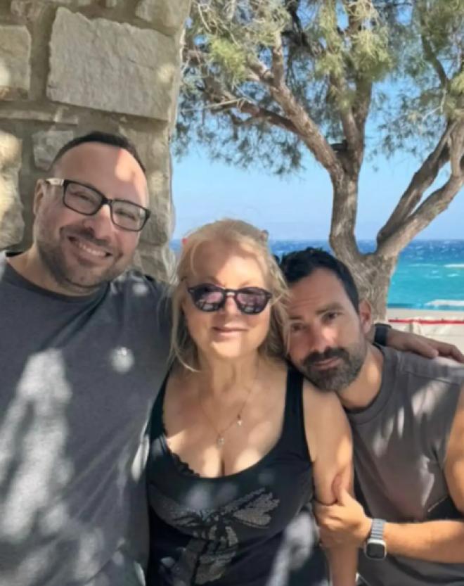 Σάκης Τανιμανίδης: Η επίσκεψη της μητέρας του στην Πάρο
