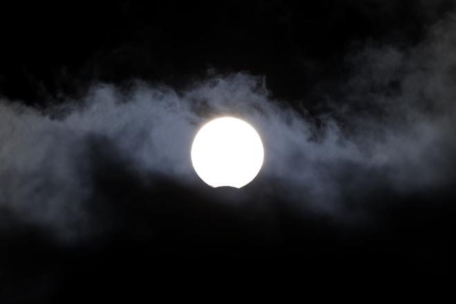 Μερική έκλειψη ηλίου ορατή στη Μαδρίτη, στις 3 Νοεμβρίου του 2013/ ΑΡ Andres Kudacki