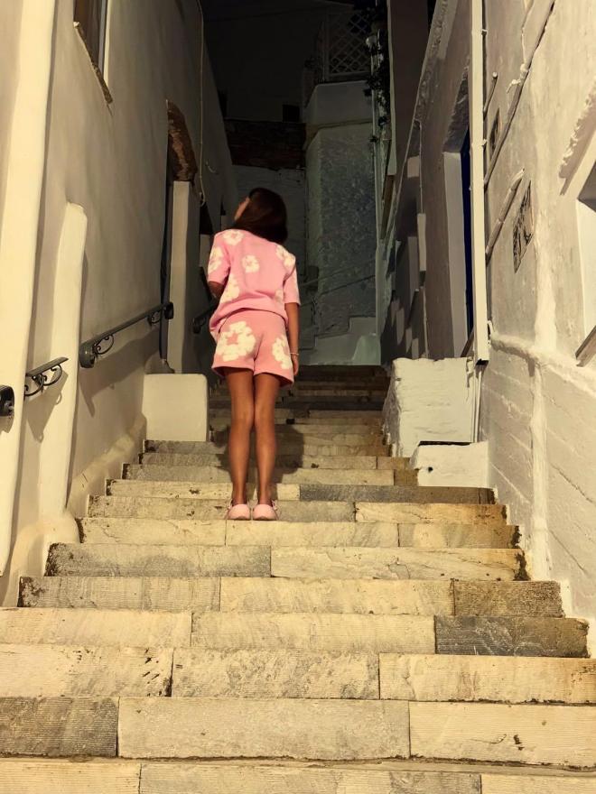 Με την κόρη της, Εύα, στα σοκάκια του νησιού
