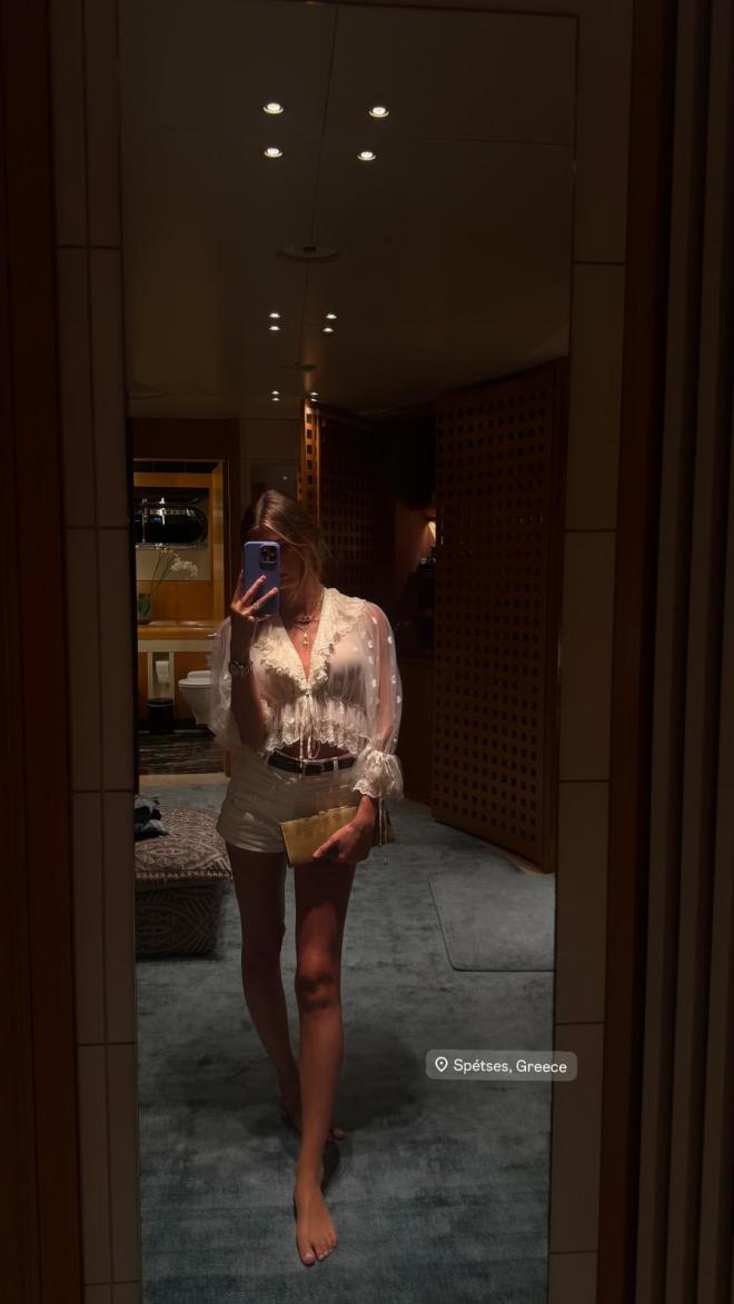 Αμαλία Κωστοπούλου: Με εντυπωσιακό outfit στις διακοπές της στις Σπέτσες