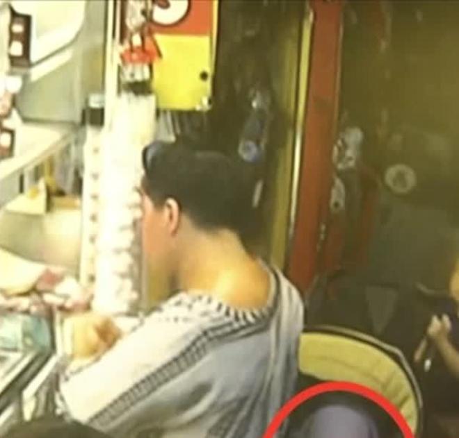 Bίντεο από κάμερα ασφαλείας δείχνουν τη γυναίκα με τα δύο αγοράκια και το κοριτσάκι στο καρότσι να ψωνίζει από περίπτερο