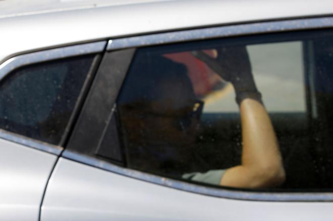 H στιγμή που η μητέρα αλγερινής καταγωγής οδηγείται στην Ευελπίδων/ ΙΝΤΙΜΕ