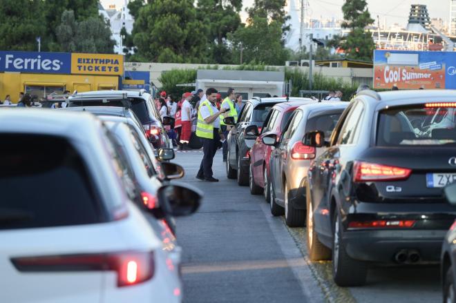 Από νωρίς το πρωί η κίνηση στο λιμάνι του Πειραιά ήταν αυξημένη λόγω της εξόδου των αδειούχων του Αυγούστου - Eurokinissi